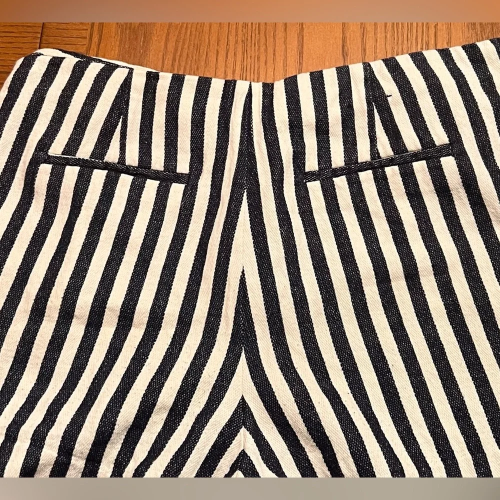 Banana Republic Factory Navy Blue & White‎ Striped Linen 3.5” Shorts Size 8